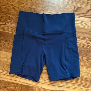 Athleta Salutation Stash 7” Shorts Navy
